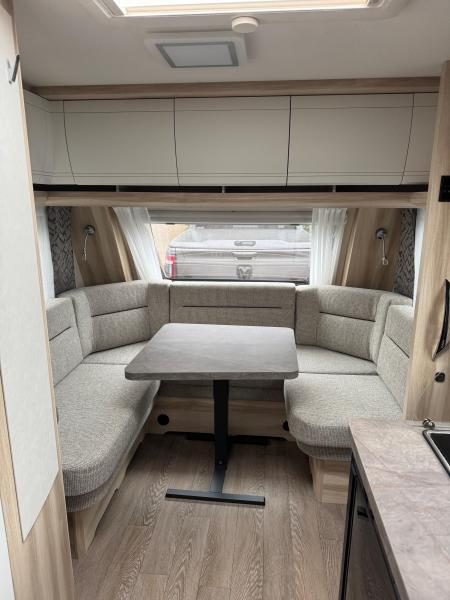 Hobby de Luxe 460 LU - NOMADS ROUTES